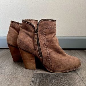 Daisy Fuentes Distressed Booties in Size 9